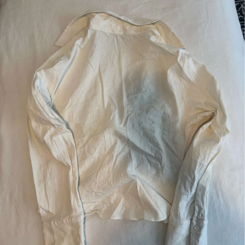 Zara Cream Cropped Ruched Long-Sleeve Shirt - Picture 4 of 4
